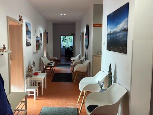 Wartebereich der Ergotherapie-Praxis ergovision in Döbeln mit Sitzgelegenheiten und ruhiger Atmosphäre