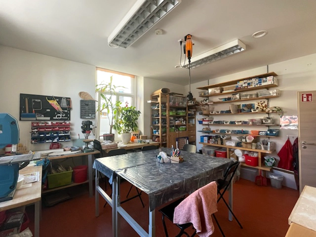 Kreativ- und Werkraum der Ergotherapie in Döbeln mit Arbeitstischen, Werkzeugen und Therapiematerialien