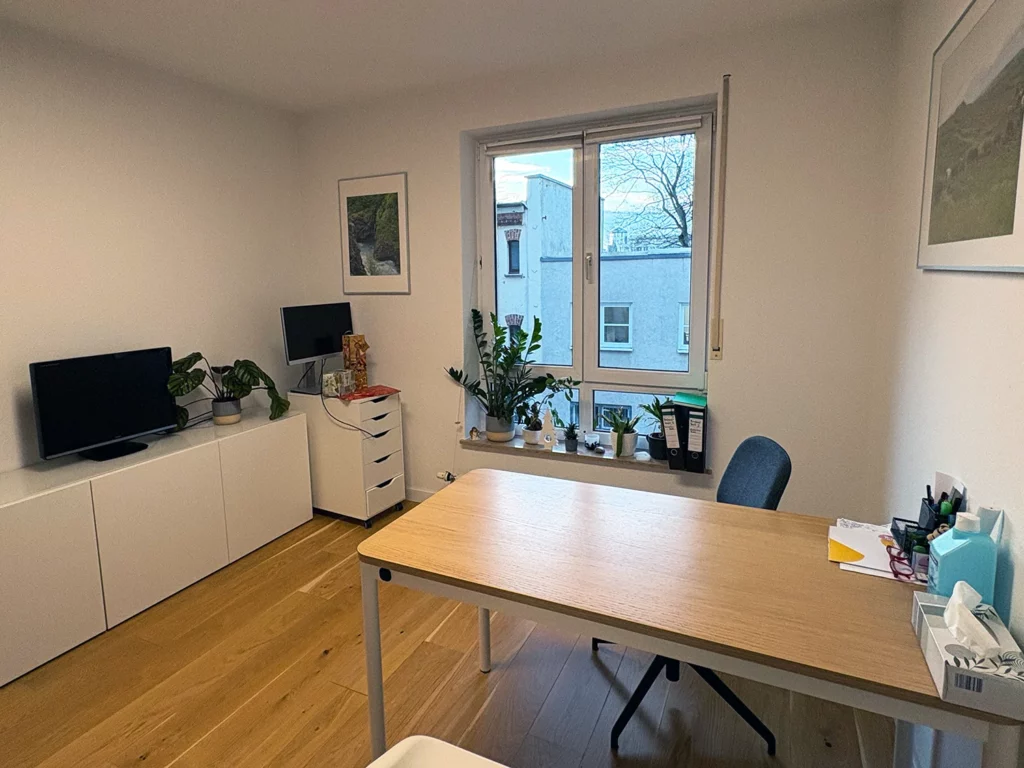 Moderner Therapieraum der Ergotherapie-Praxis ergovision in Leipzig mit Schreibtisch, Monitor und heller, ruhiger Atmosphäre