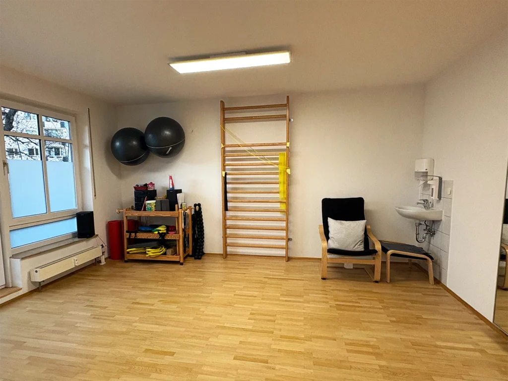 Bewegungsraum der Ergotherapie in Leipzig mit Sprossenwand, Trainingsmaterialien und Platz für funktionelle Therapie